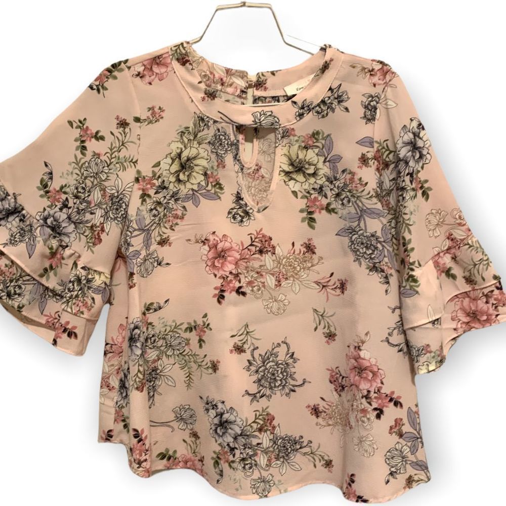 Urban Romantics Cutout Neckline Flutter Sleeved Cream Pink Top S (A-015)